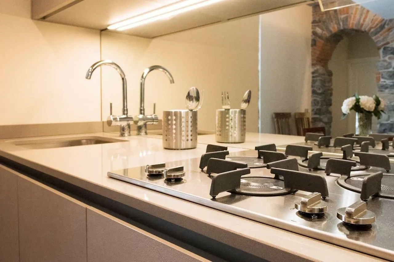 Joivy Elegant 1Br Flat Near City Centre كومو