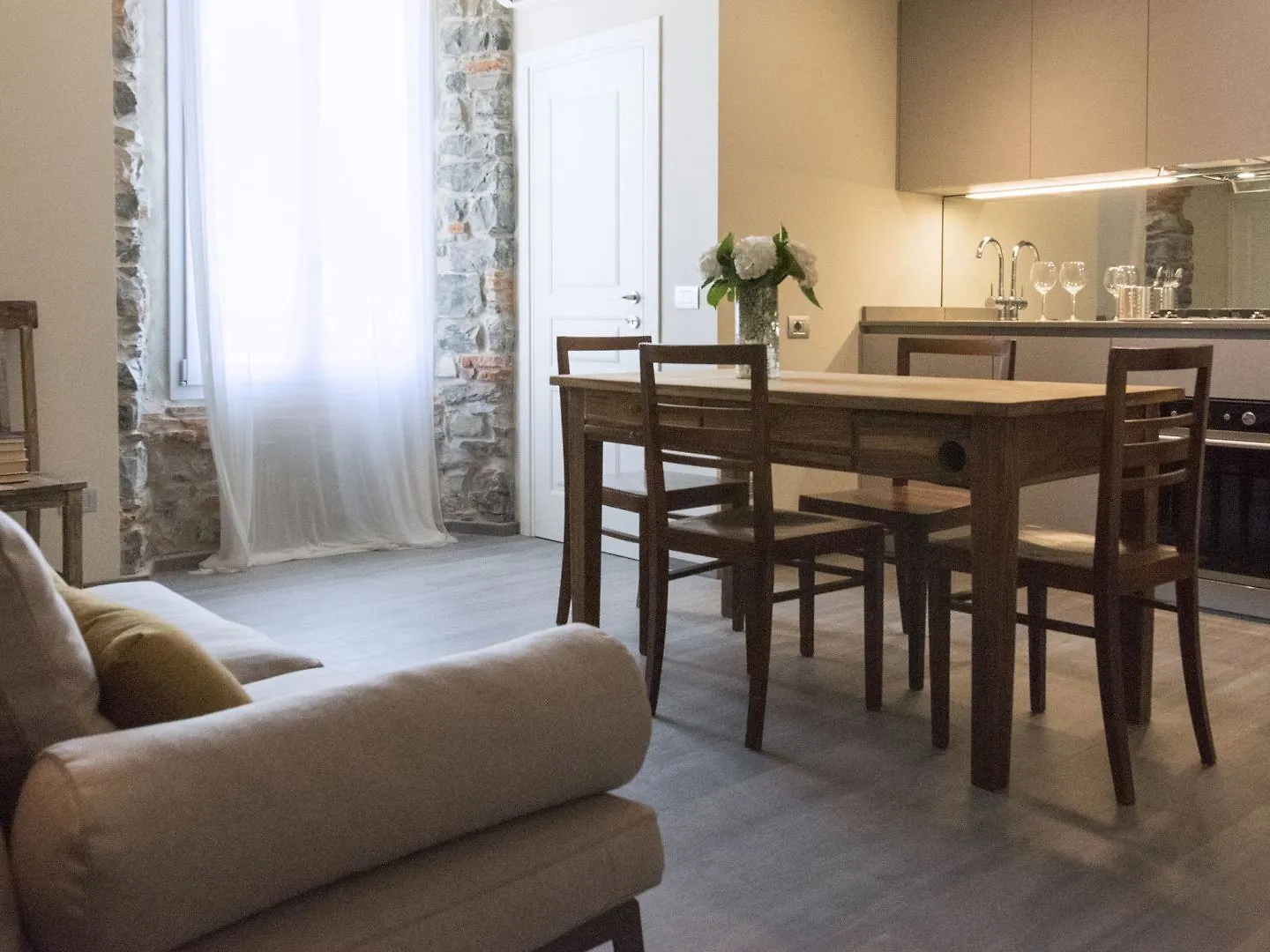 Joivy Elegant 1Br Flat Near City Centre كومو